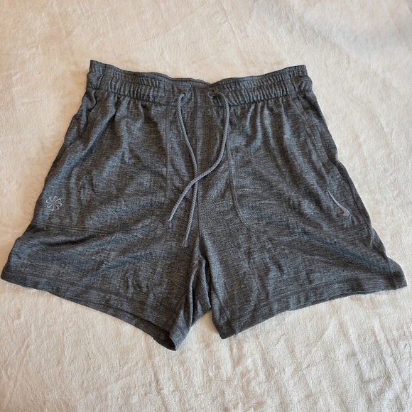 New Nike Men's DRI-FIT Yoga Loose Fit Training Shorts Size Small Gray Women - Picture 1 of 11